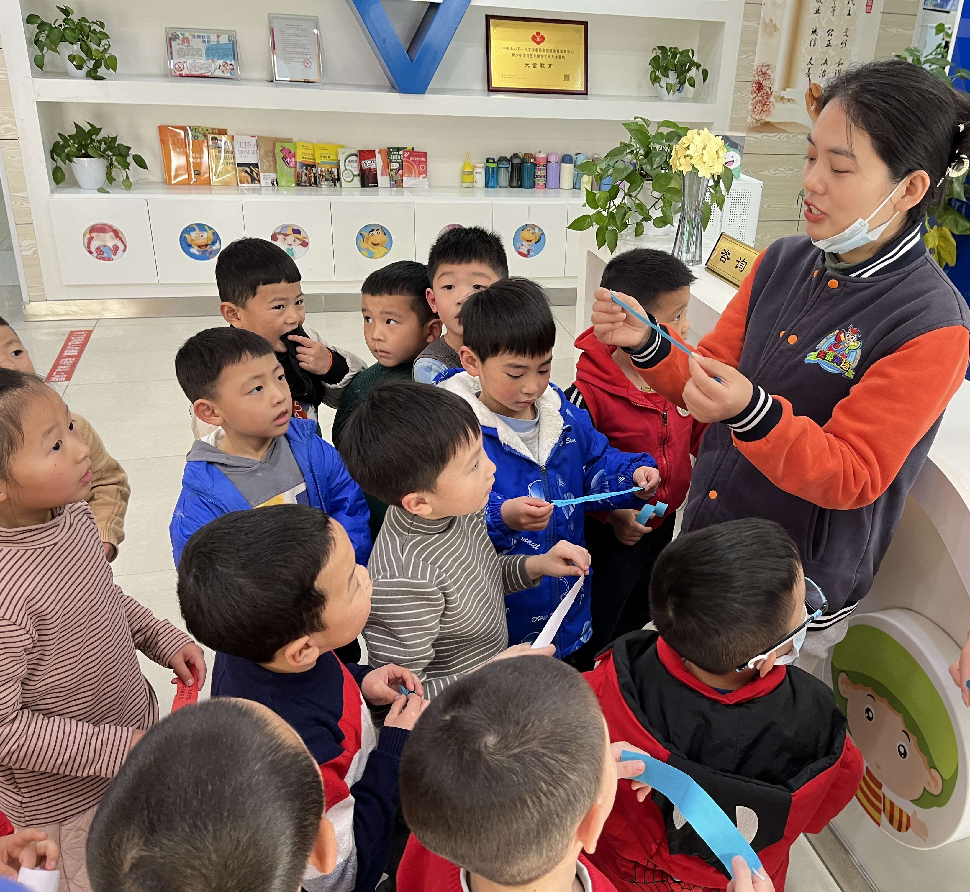 天童教育：孩子遇事就哭丧着脸？家长怎么帮助孩子管理情绪？(图1)