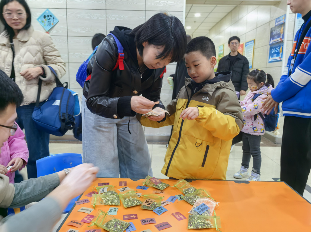 济南天童教育:即时反馈和延迟反馈,哪种更能激励孩子学英语? (图2) 济南天童教育:即时反馈和延迟反馈,哪种更能激励孩子学英语? (图2)